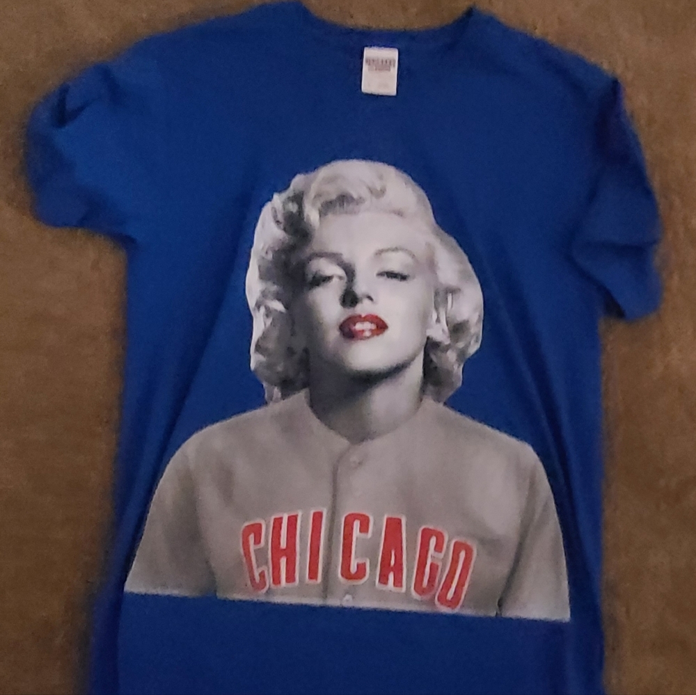 MOVING SALE! Chicago Cubs Marilyn Monroe Tshirt size Small